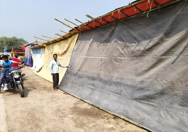 জল্পেশ মেলায় দোকান বন্ধ রেখে প্রতিবাদ ব্যবসায়ীদের
