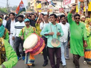 পশ্চিমবঙ্গ উপ নির্বাচন: মেদিনীপুরে ৮ হাজার ৯৩২&nbsp; ভোটে এগিয়ে তৃণমূল প্রার্থী, উচ্ছ্বাস তৃণমূল কর্মী সমর্থকদের