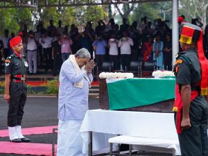 জম্মু ও কাশ্মীরে গাড়ি দুর্ঘটনায় নিহত জওয়ানদের শেষ শ্রদ্ধা জানালেন কর্ণাটকের মুখ্যমন্ত্রী সিদ্ধারামাইয়া