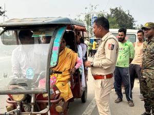 ময়নাগুড়িতে টোটো চালকদের সাবধানতা অবলম্বন করার আহ্বান পুলিসের